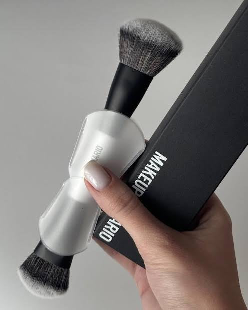MAKEUP BY MARIO
F4 BRUSH (BROCHA PARA BASE Y ROSTRO CON DOS PUNTAS)